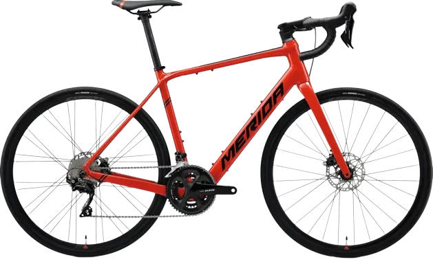 A merida escultura 400 in race red color, orange with a brand sticker named merida on the frame.